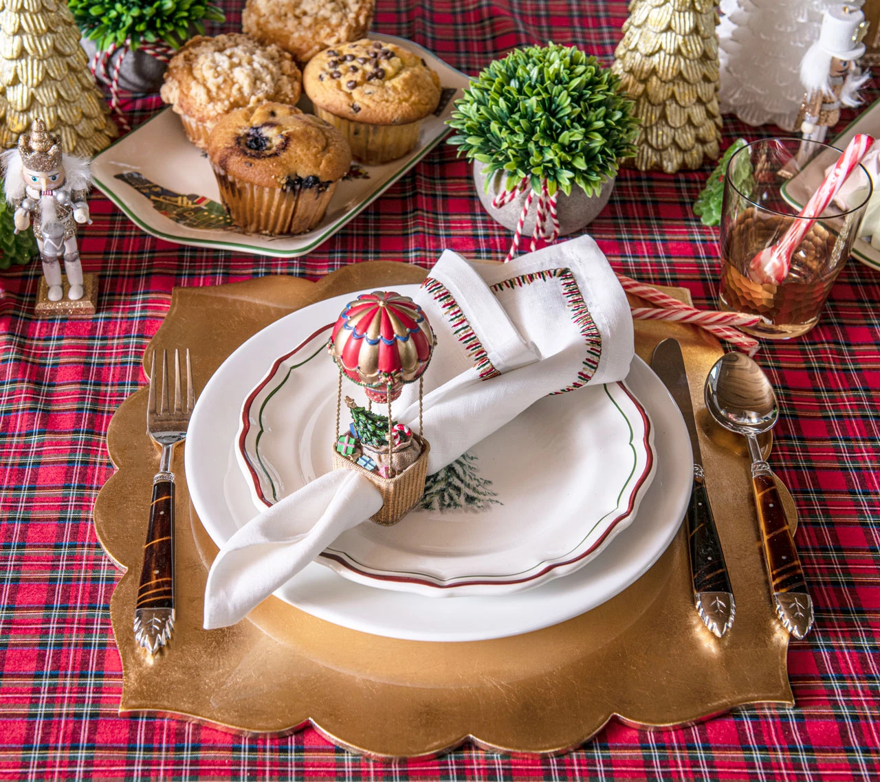 Kim Seybert Filament Napkin In White & Red & Green, Set Of 4